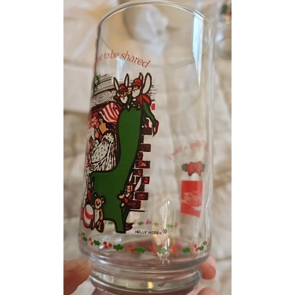 Vintage HOLLY HOBBIE Christmas Glass Coca Cola Holly Telling A Story Bear‎